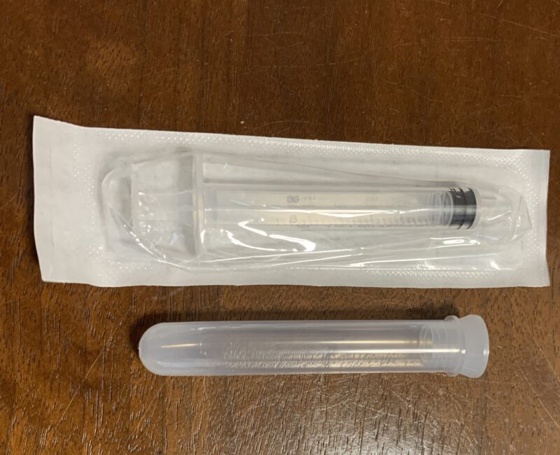 猫の尿検査に使用する採尿キット。シリンジと尿を入れる専用容器